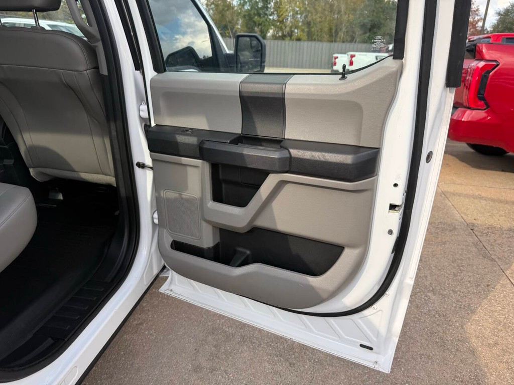 Ford F-150 Vehicle Full-screen Gallery Image 16