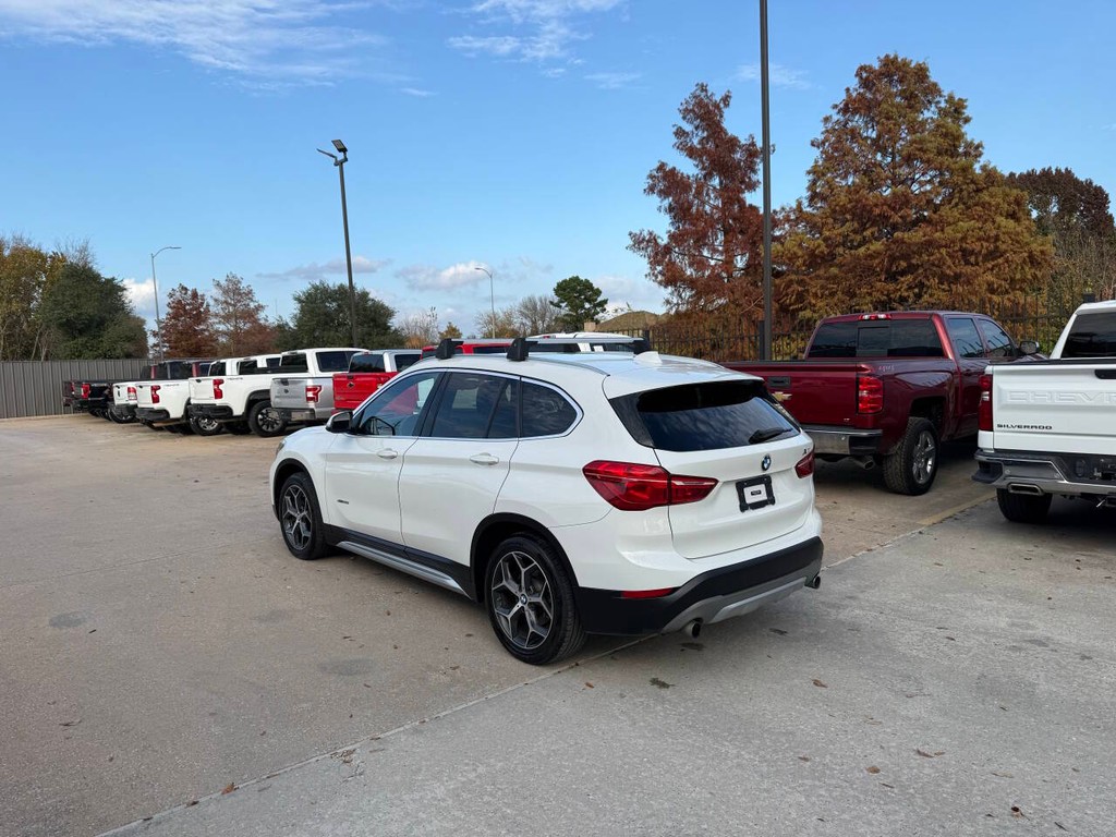 BMW X1 Vehicle Full-screen Gallery Image 04