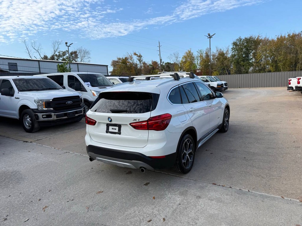 BMW X1 Vehicle Full-screen Gallery Image 05