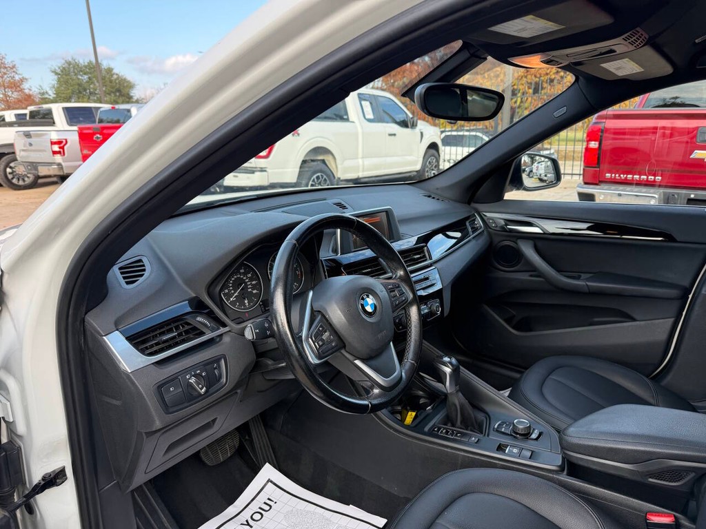 BMW X1 Vehicle Full-screen Gallery Image 06