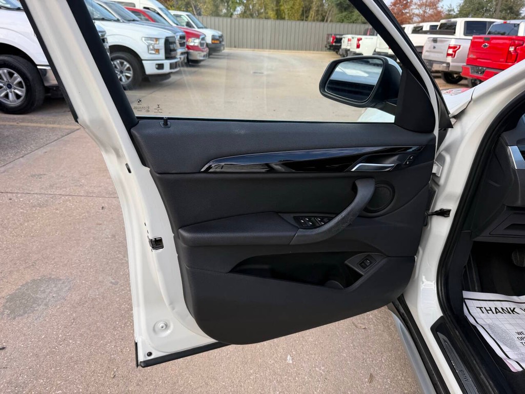 BMW X1 Vehicle Full-screen Gallery Image 08