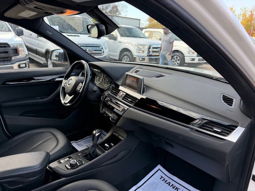 BMW X1 Vehicle Full-screen Gallery Image 09