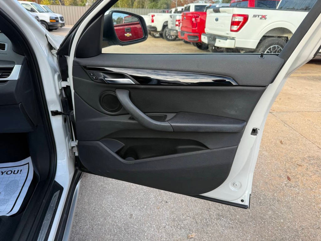 BMW X1 Vehicle Full-screen Gallery Image 11