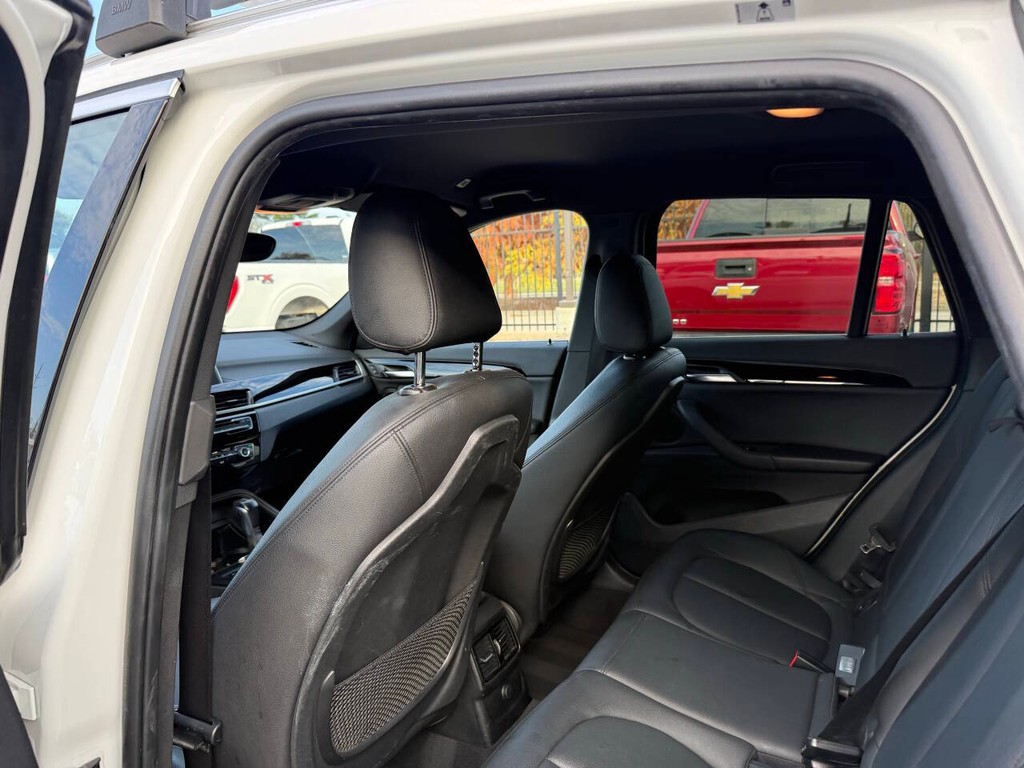 BMW X1 Vehicle Full-screen Gallery Image 12