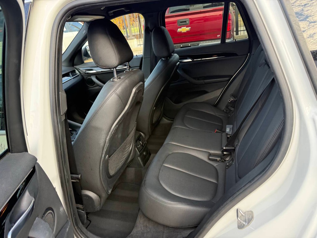 BMW X1 Vehicle Full-screen Gallery Image 13