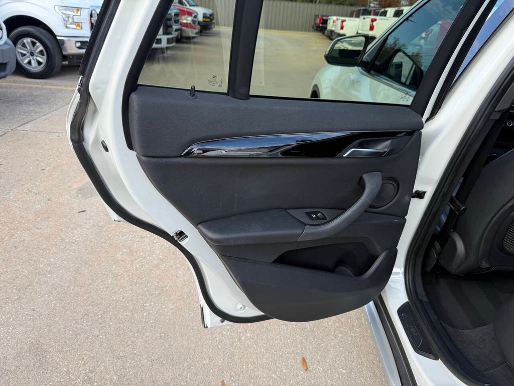 BMW X1 Vehicle Full-screen Gallery Image 14