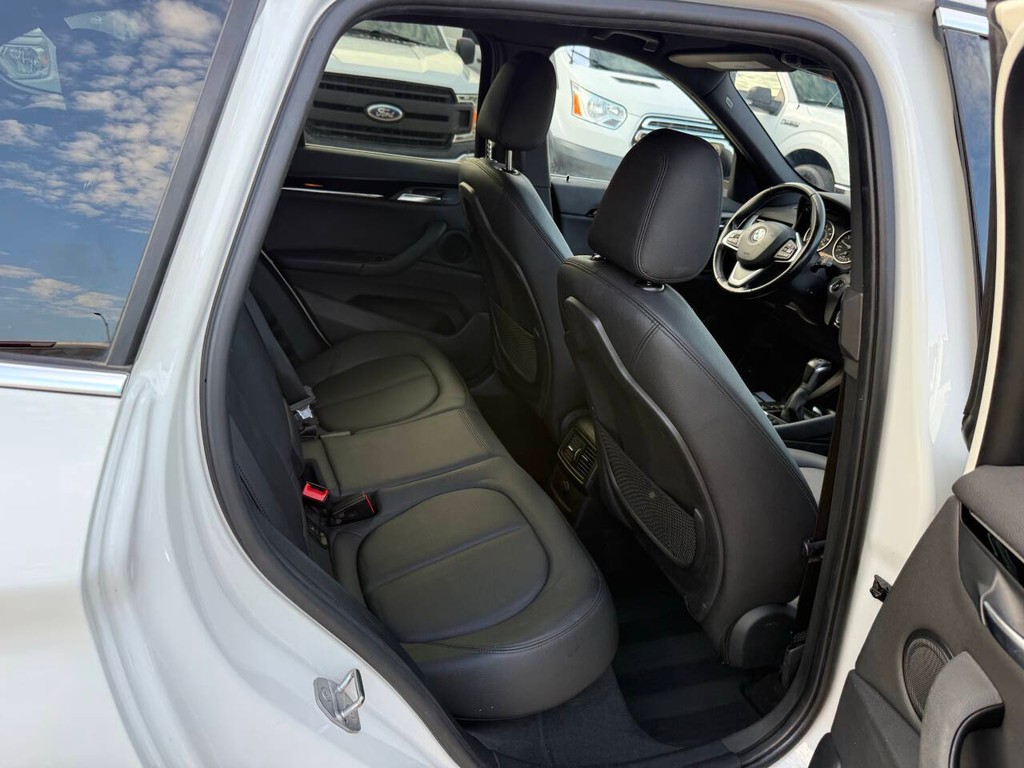 BMW X1 Vehicle Full-screen Gallery Image 15