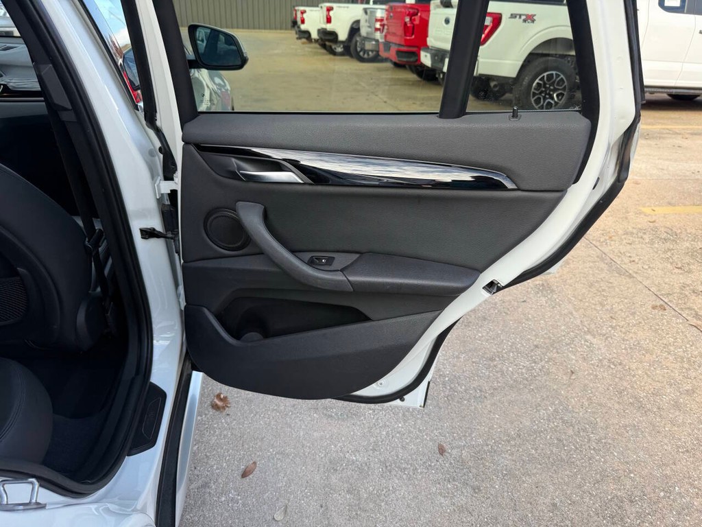 BMW X1 Vehicle Full-screen Gallery Image 16