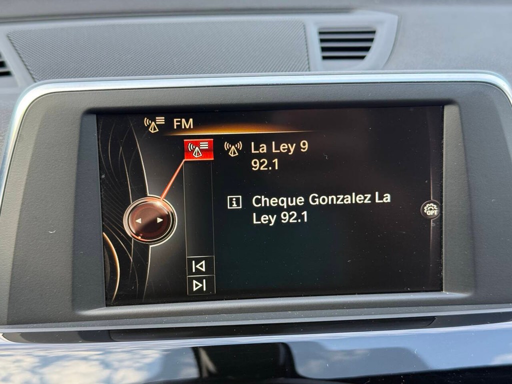 BMW X1 Vehicle Full-screen Gallery Image 25