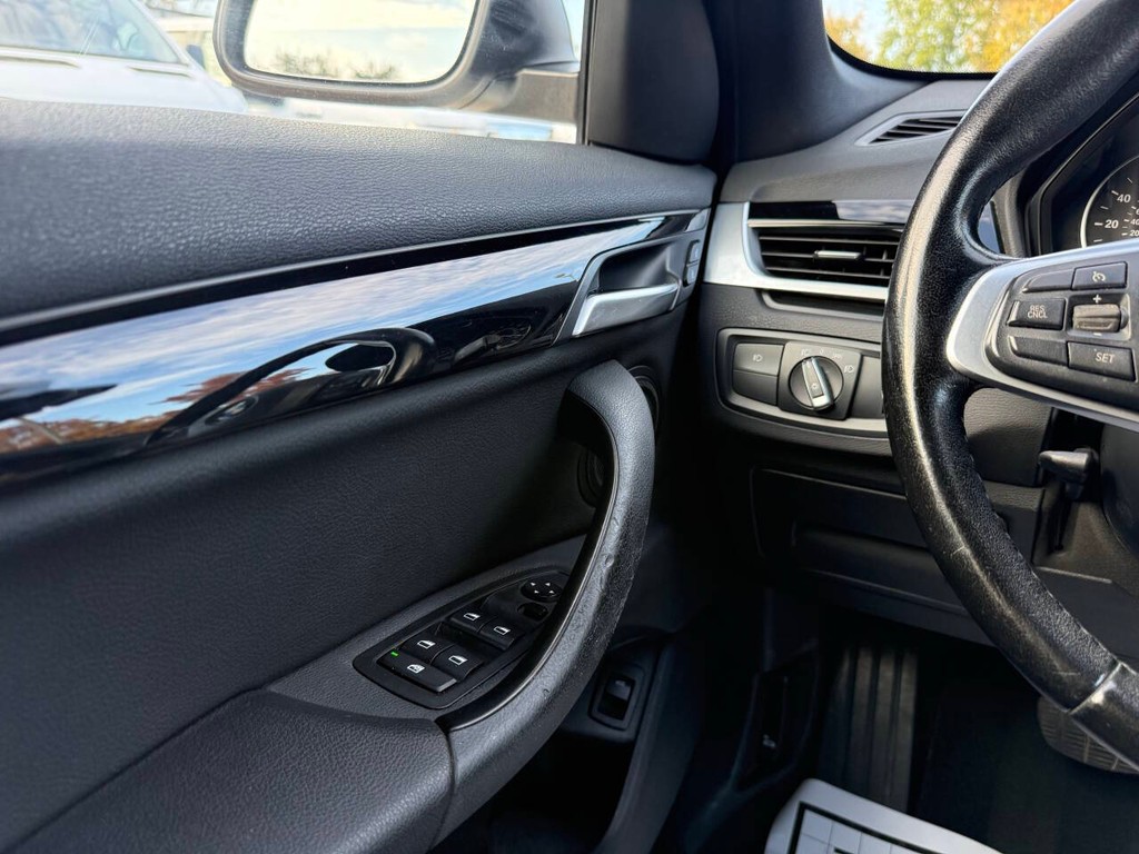 BMW X1 Vehicle Full-screen Gallery Image 30