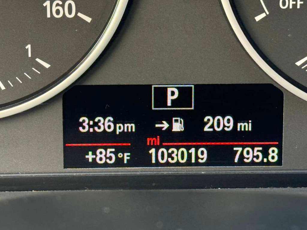 BMW X1 Vehicle Full-screen Gallery Image 32