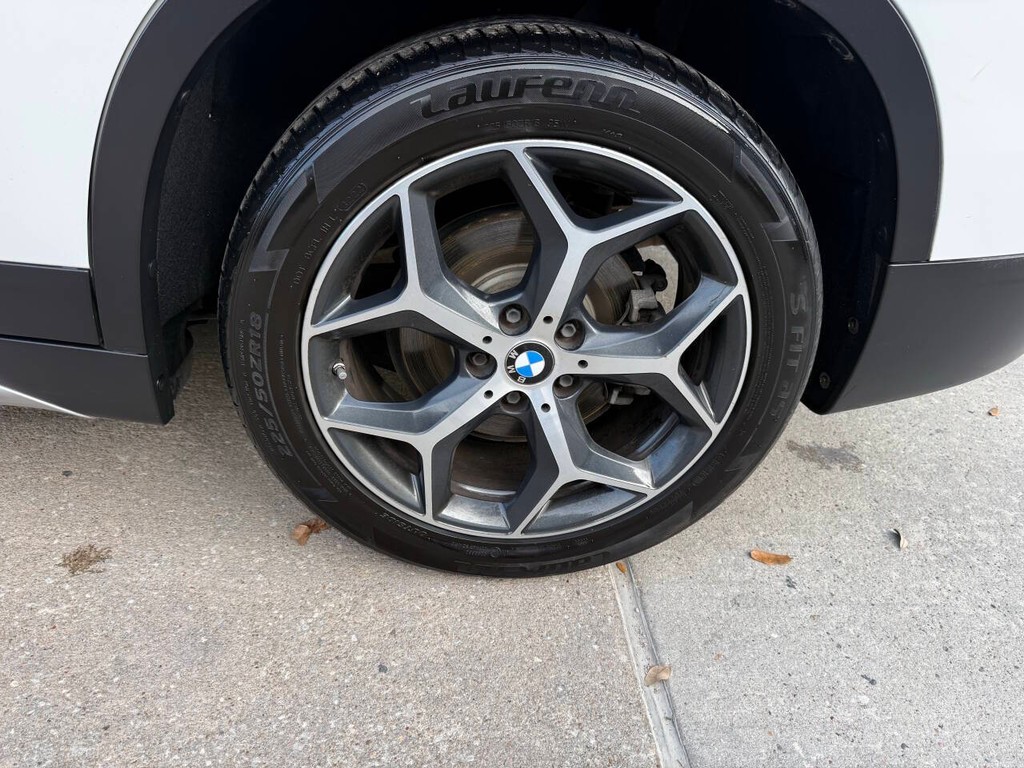 BMW X1 Vehicle Full-screen Gallery Image 35