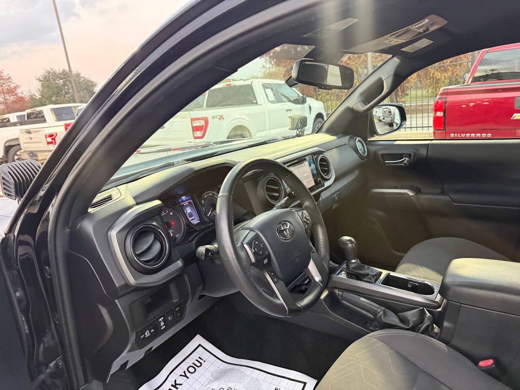 Toyota Tacoma 2WD Vehicle Full-screen Gallery Image 06