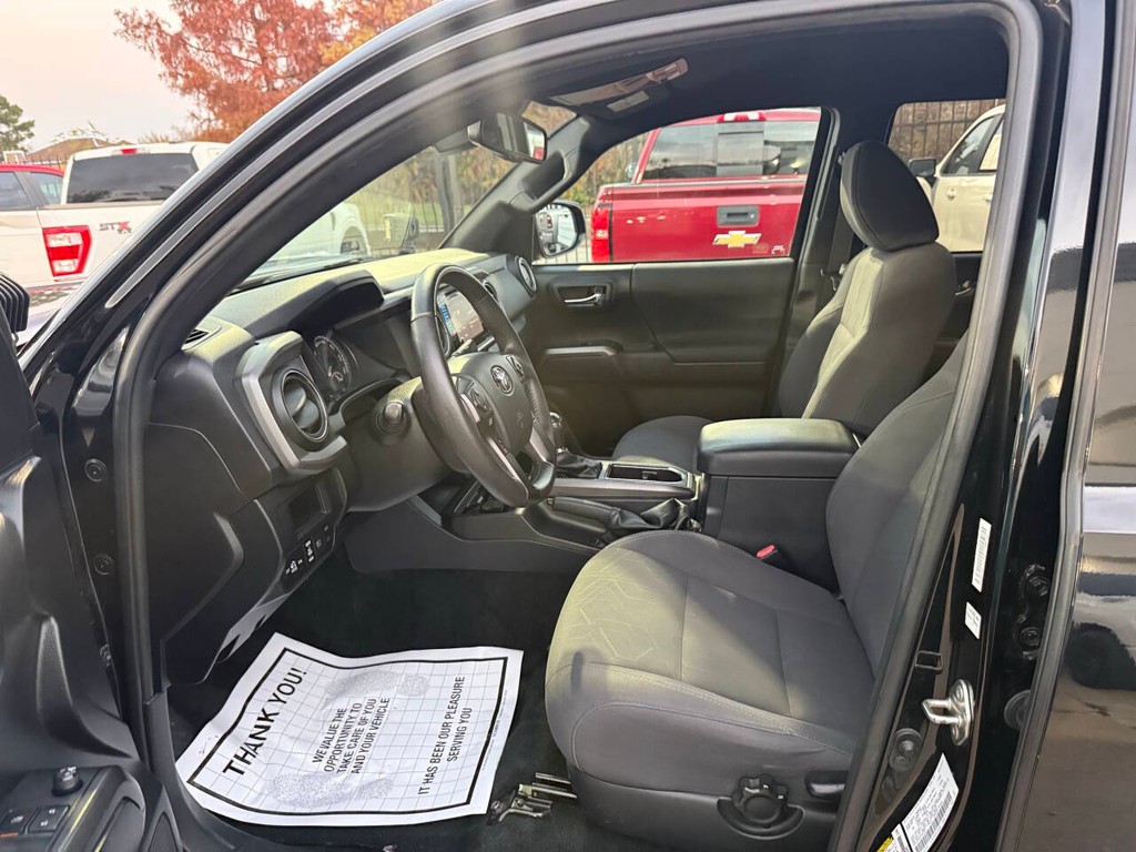 Toyota Tacoma 2WD Vehicle Full-screen Gallery Image 07