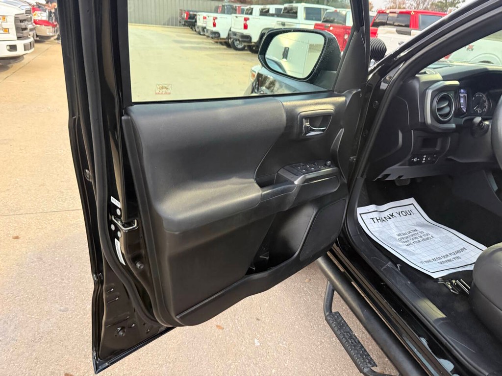 Toyota Tacoma 2WD Vehicle Full-screen Gallery Image 08