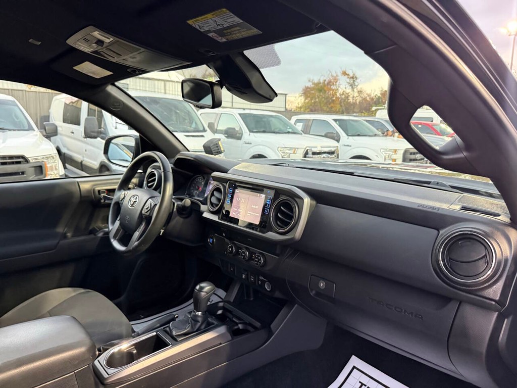 Toyota Tacoma 2WD Vehicle Full-screen Gallery Image 09