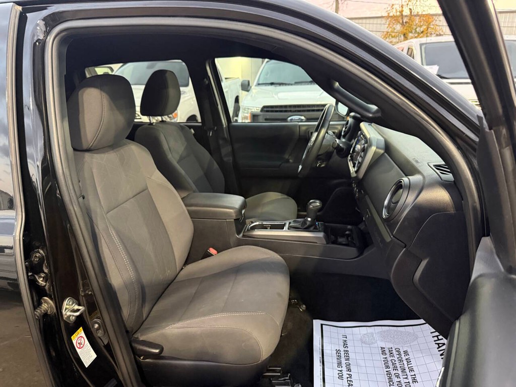 Toyota Tacoma 2WD Vehicle Full-screen Gallery Image 10