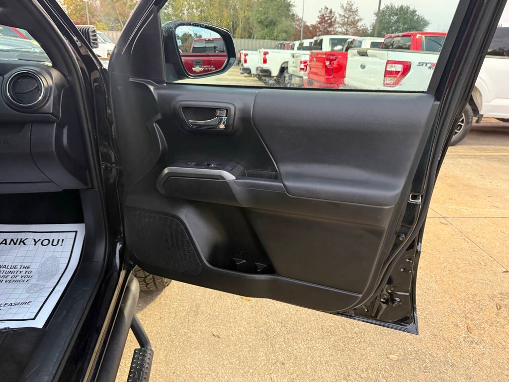 Toyota Tacoma 2WD Vehicle Full-screen Gallery Image 11