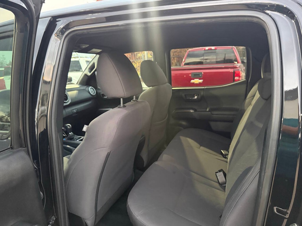 Toyota Tacoma 2WD Vehicle Full-screen Gallery Image 12