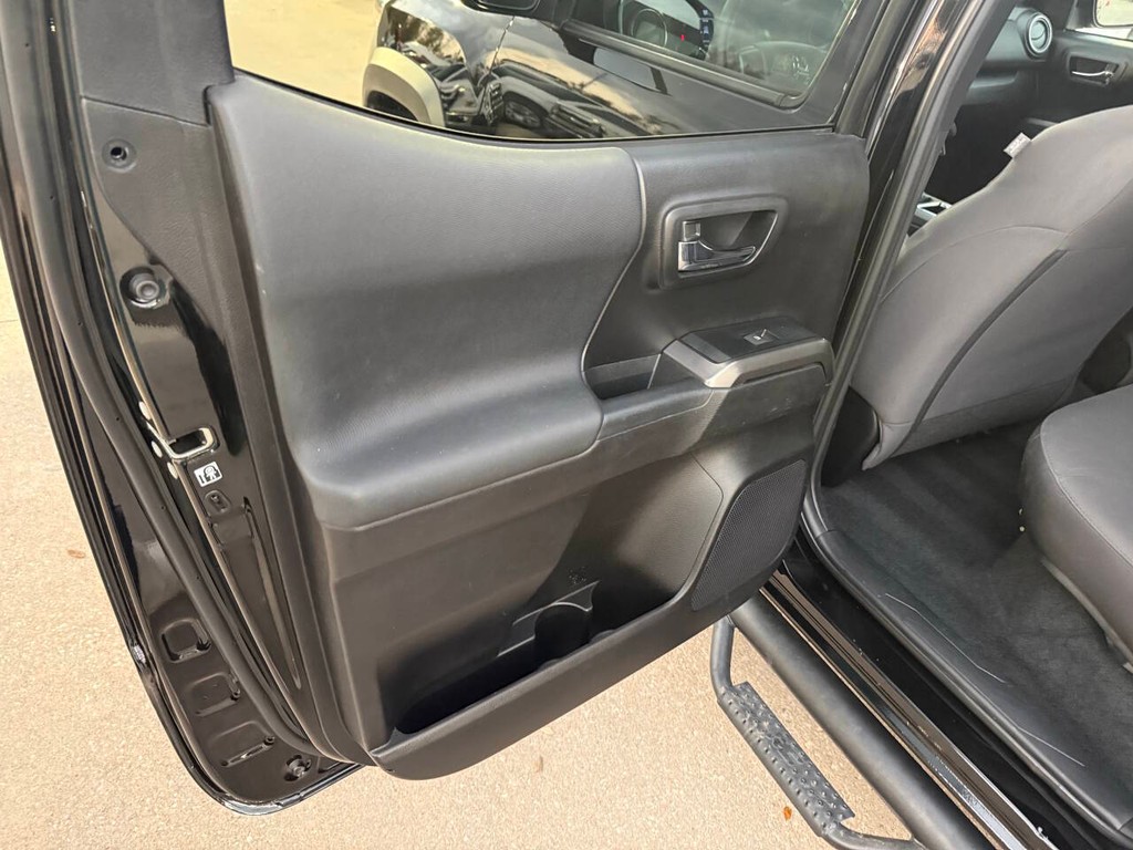 Toyota Tacoma 2WD Vehicle Full-screen Gallery Image 15