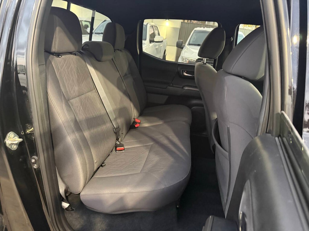 Toyota Tacoma 2WD Vehicle Full-screen Gallery Image 16