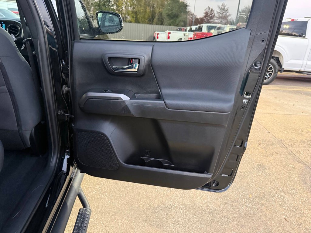 Toyota Tacoma 2WD Vehicle Full-screen Gallery Image 17