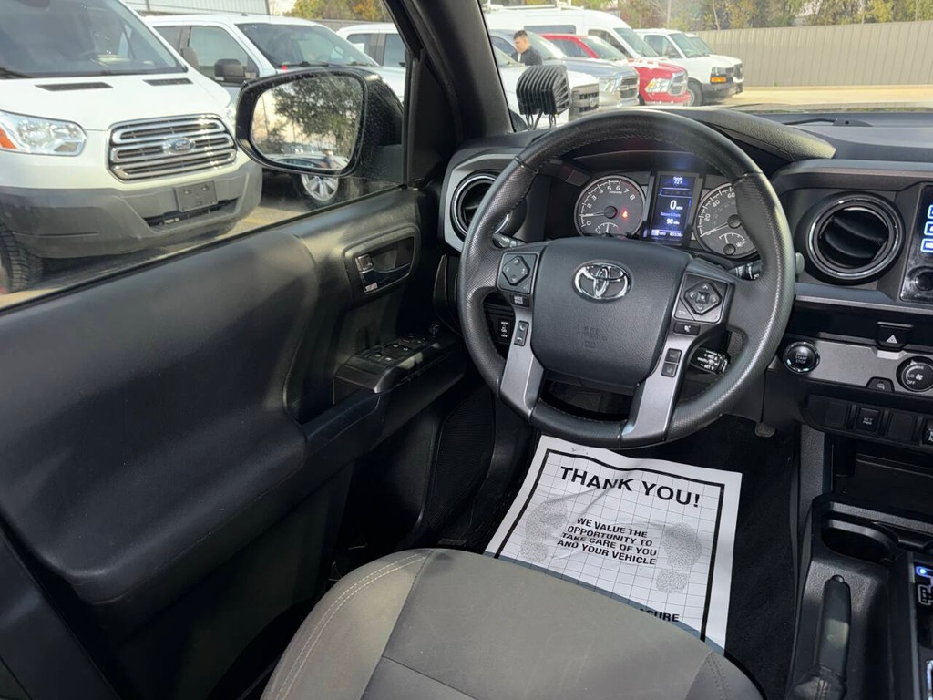 Toyota Tacoma 2WD Vehicle Full-screen Gallery Image 20