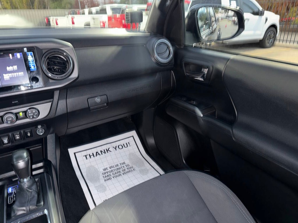 Toyota Tacoma 2WD Vehicle Full-screen Gallery Image 21