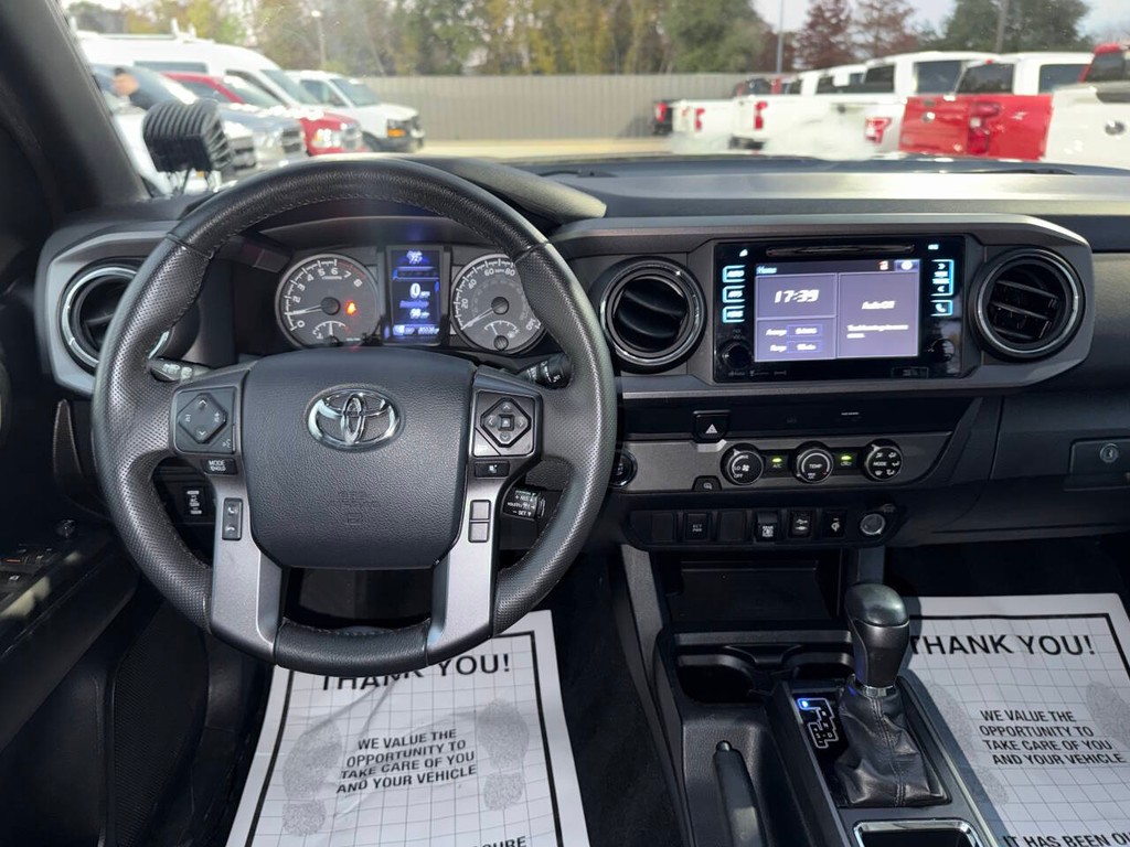Toyota Tacoma 2WD Vehicle Full-screen Gallery Image 22