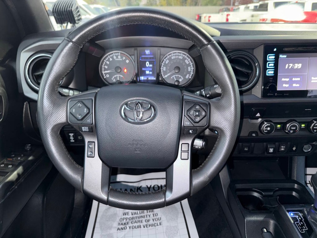 Toyota Tacoma 2WD Vehicle Full-screen Gallery Image 23