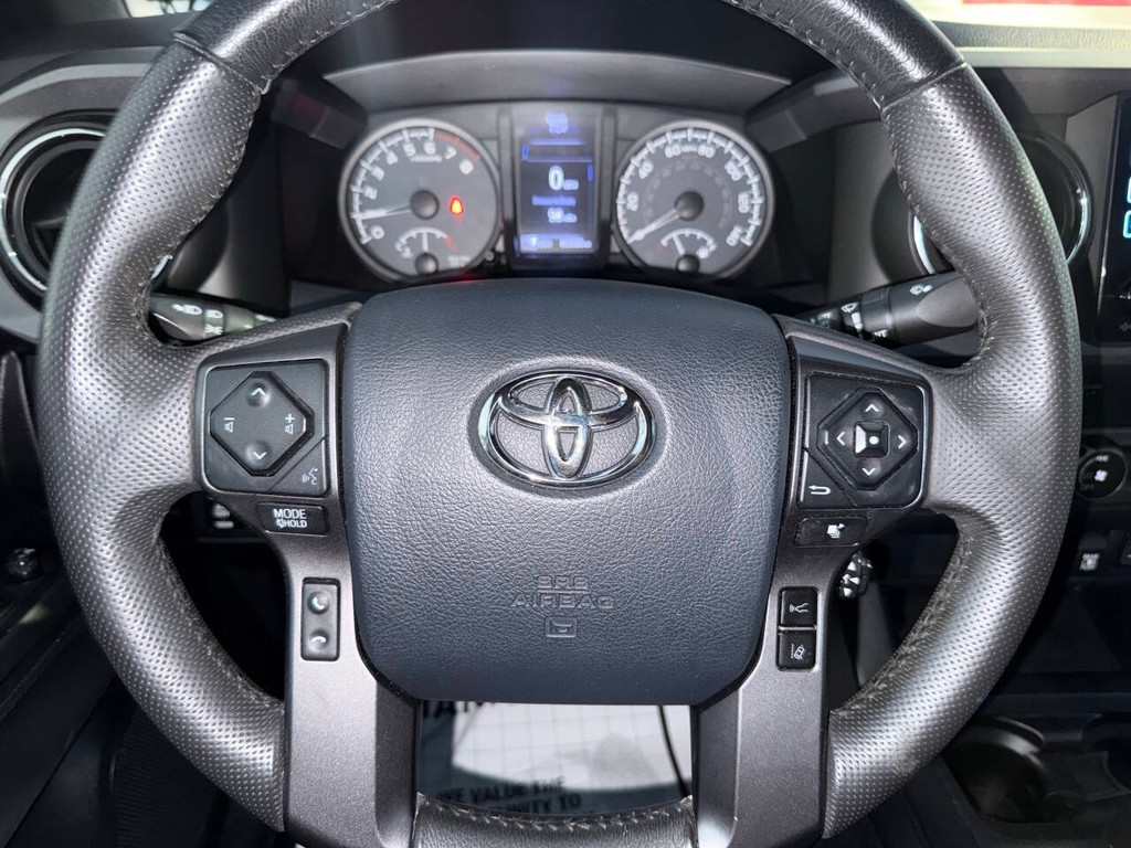 Toyota Tacoma 2WD Vehicle Full-screen Gallery Image 25