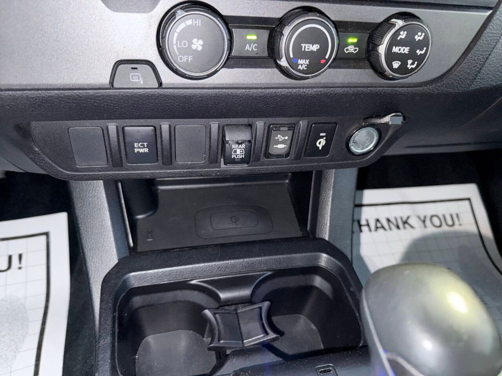 Toyota Tacoma 2WD Vehicle Full-screen Gallery Image 30