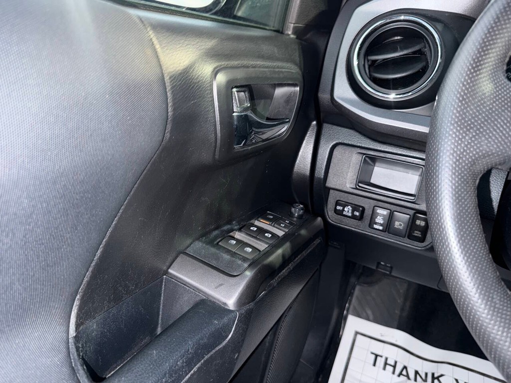 Toyota Tacoma 2WD Vehicle Full-screen Gallery Image 32