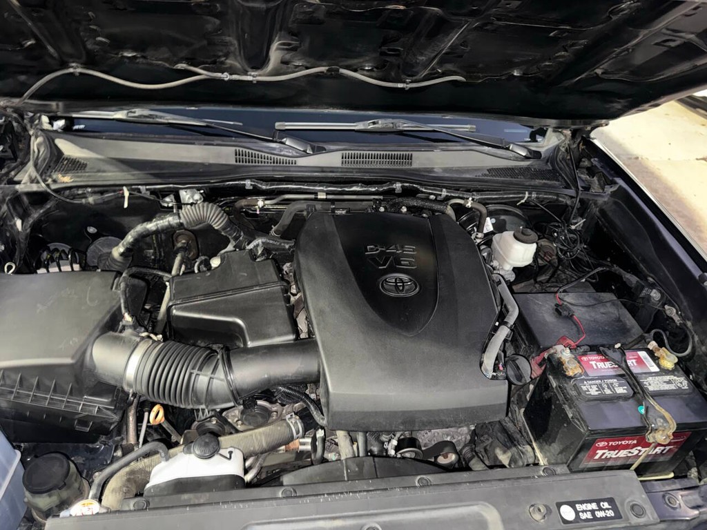 Toyota Tacoma 2WD Vehicle Full-screen Gallery Image 36