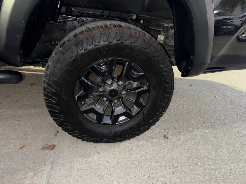 Toyota Tacoma 2WD Vehicle Full-screen Gallery Image 37