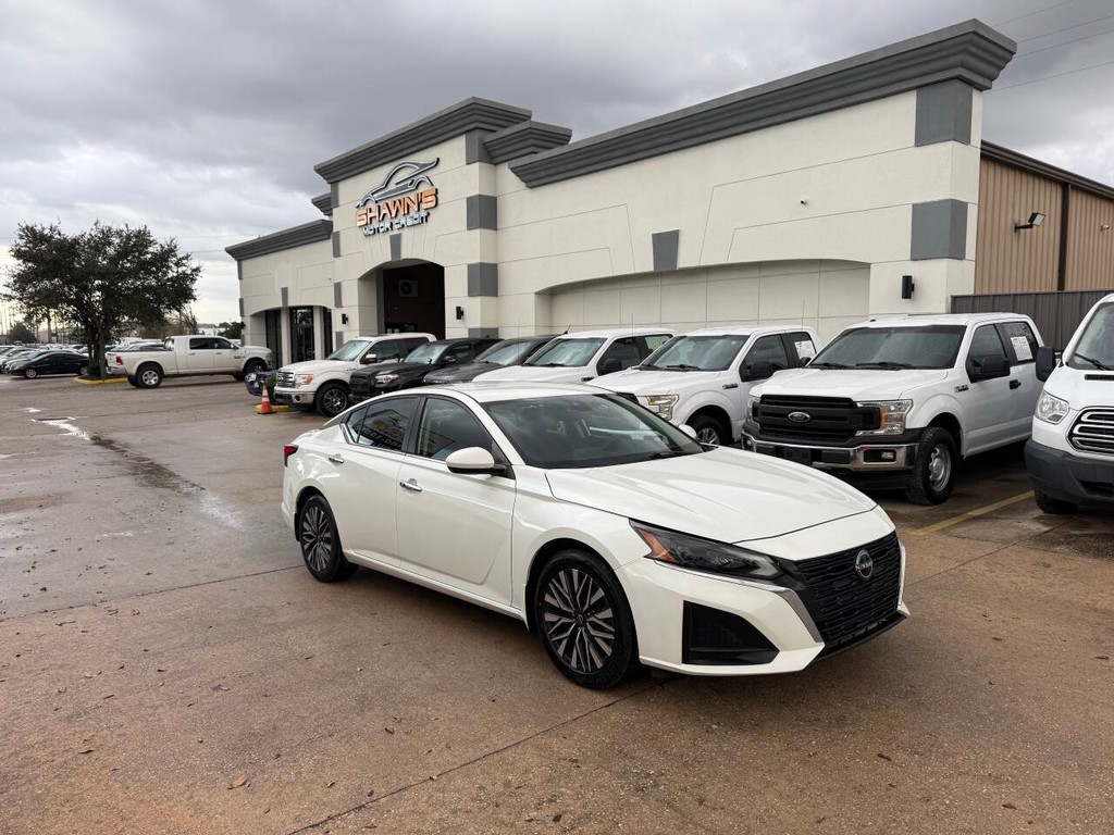 Nissan Altima Vehicle Full-screen Gallery Image 02