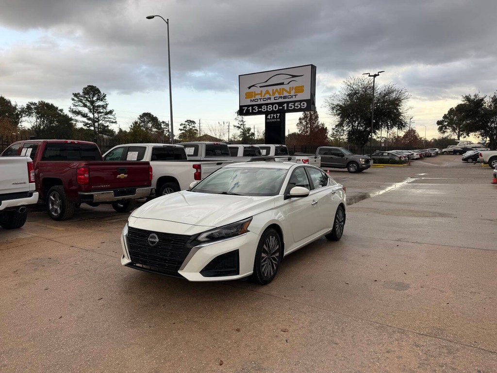 Nissan Altima Vehicle Full-screen Gallery Image 03