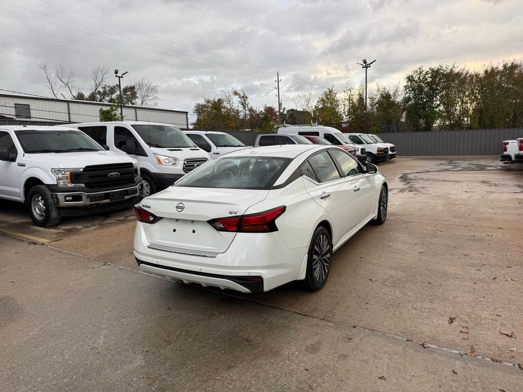 Nissan Altima Vehicle Full-screen Gallery Image 04