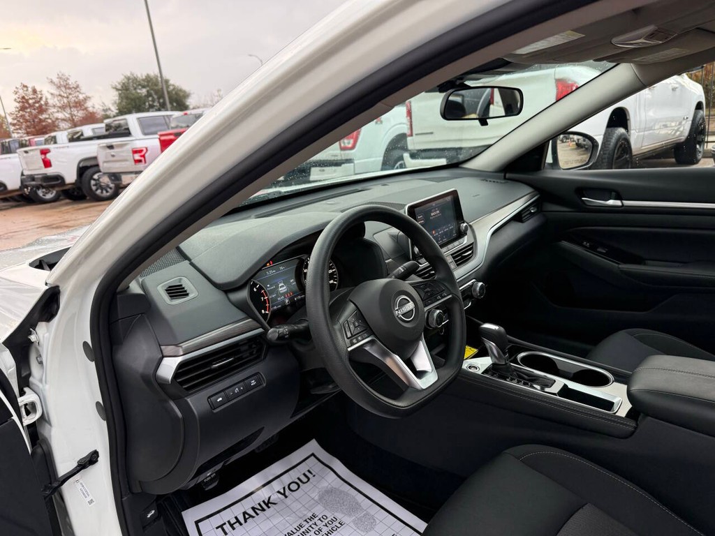 Nissan Altima Vehicle Full-screen Gallery Image 05