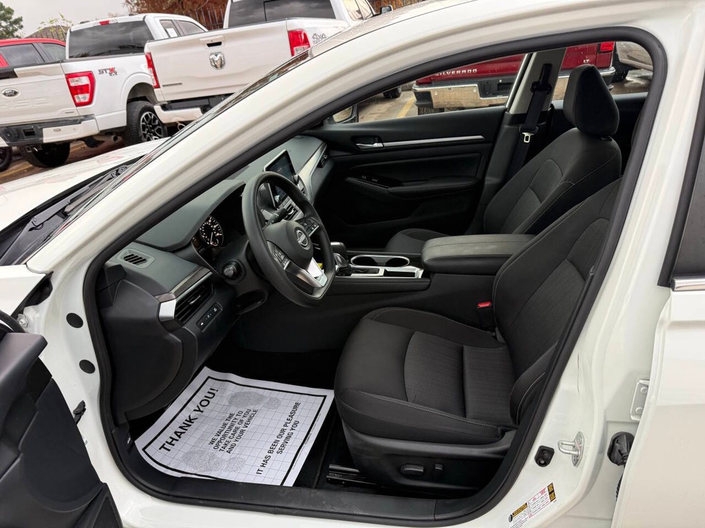 Nissan Altima Vehicle Full-screen Gallery Image 06