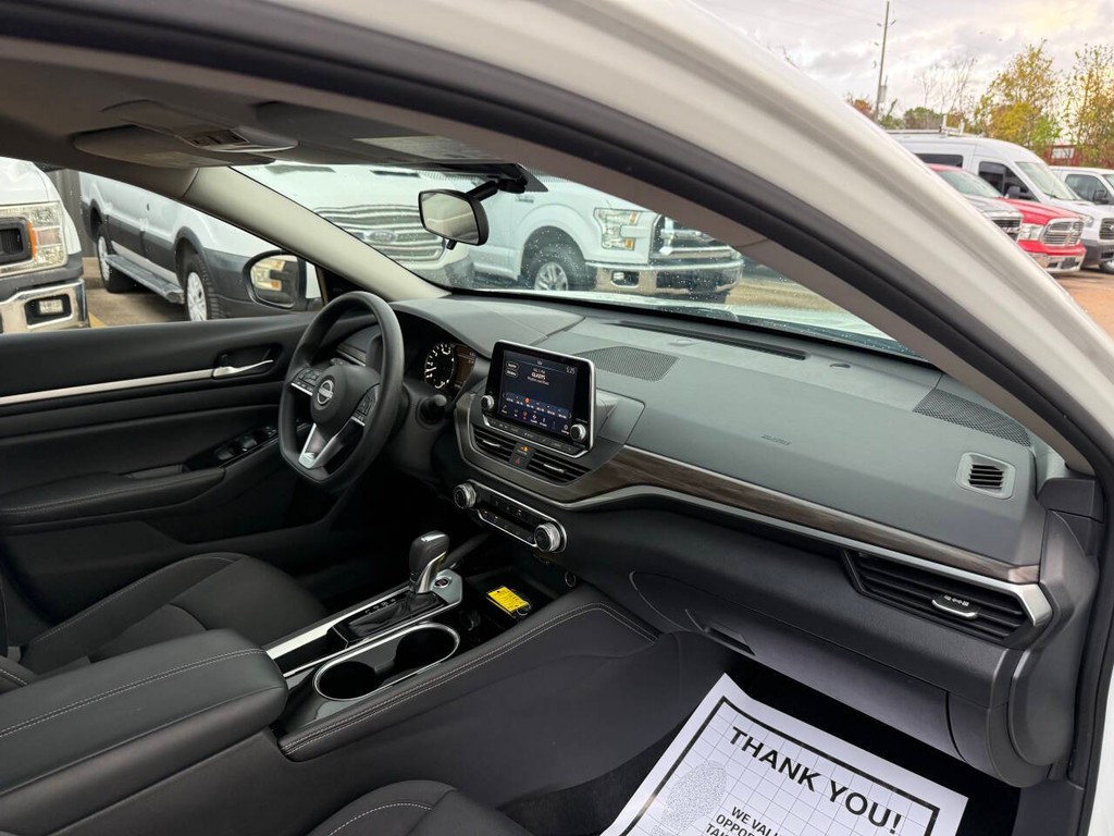 Nissan Altima Vehicle Full-screen Gallery Image 07