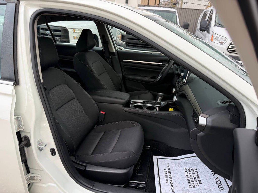 Nissan Altima Vehicle Full-screen Gallery Image 08