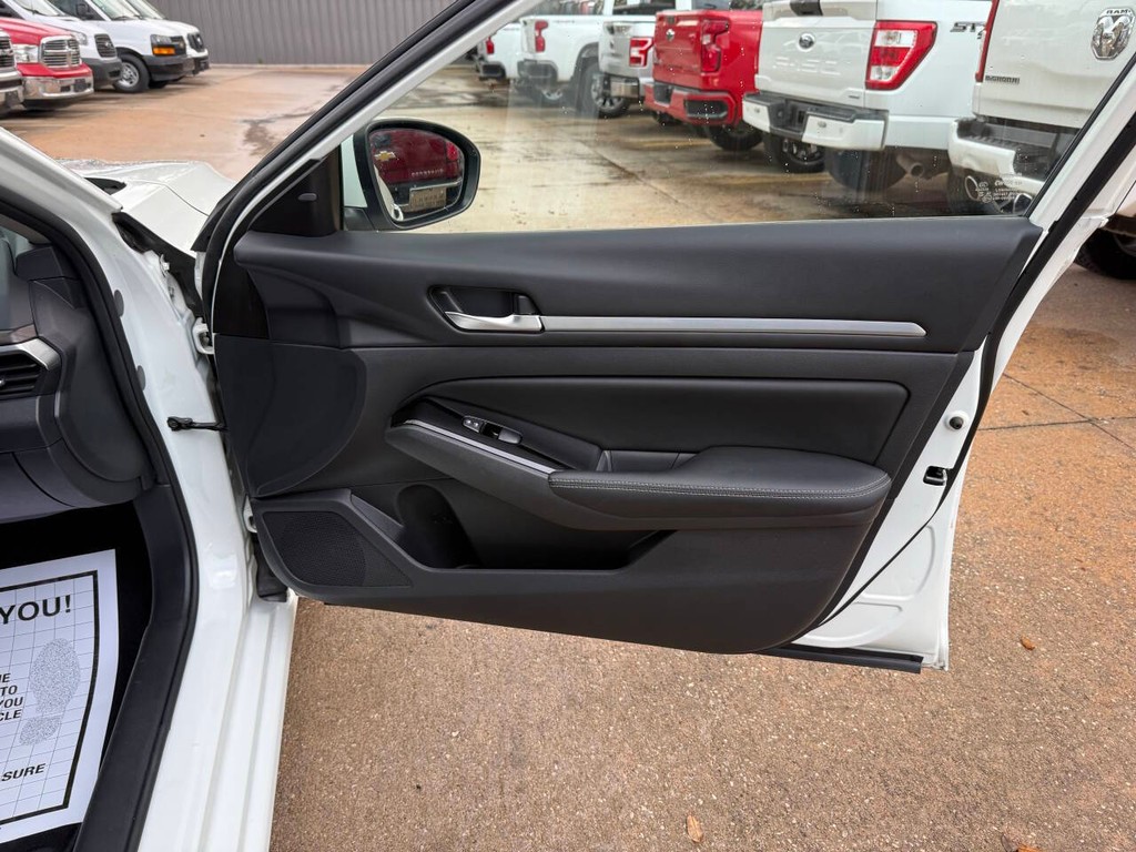 Nissan Altima Vehicle Full-screen Gallery Image 09