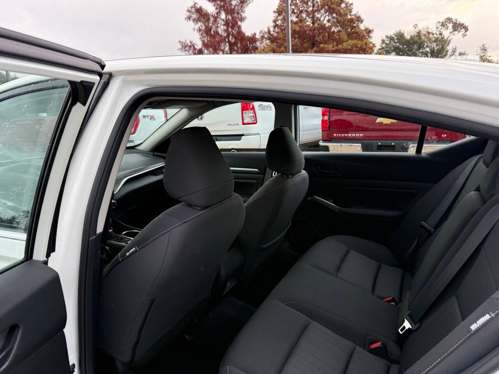 Nissan Altima Vehicle Full-screen Gallery Image 10