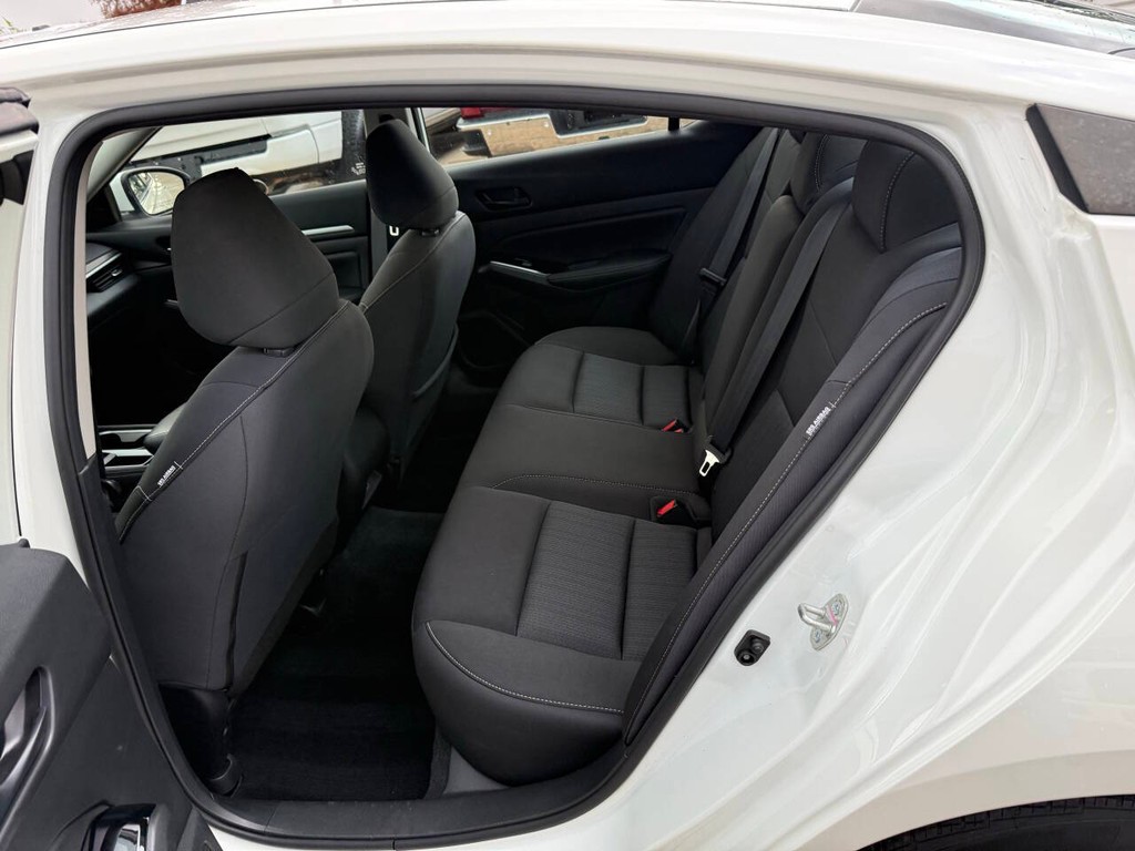 Nissan Altima Vehicle Full-screen Gallery Image 11