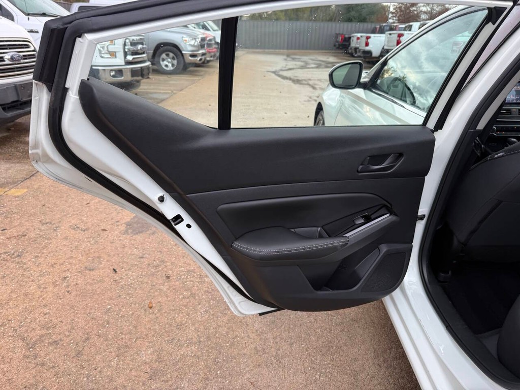 Nissan Altima Vehicle Full-screen Gallery Image 12