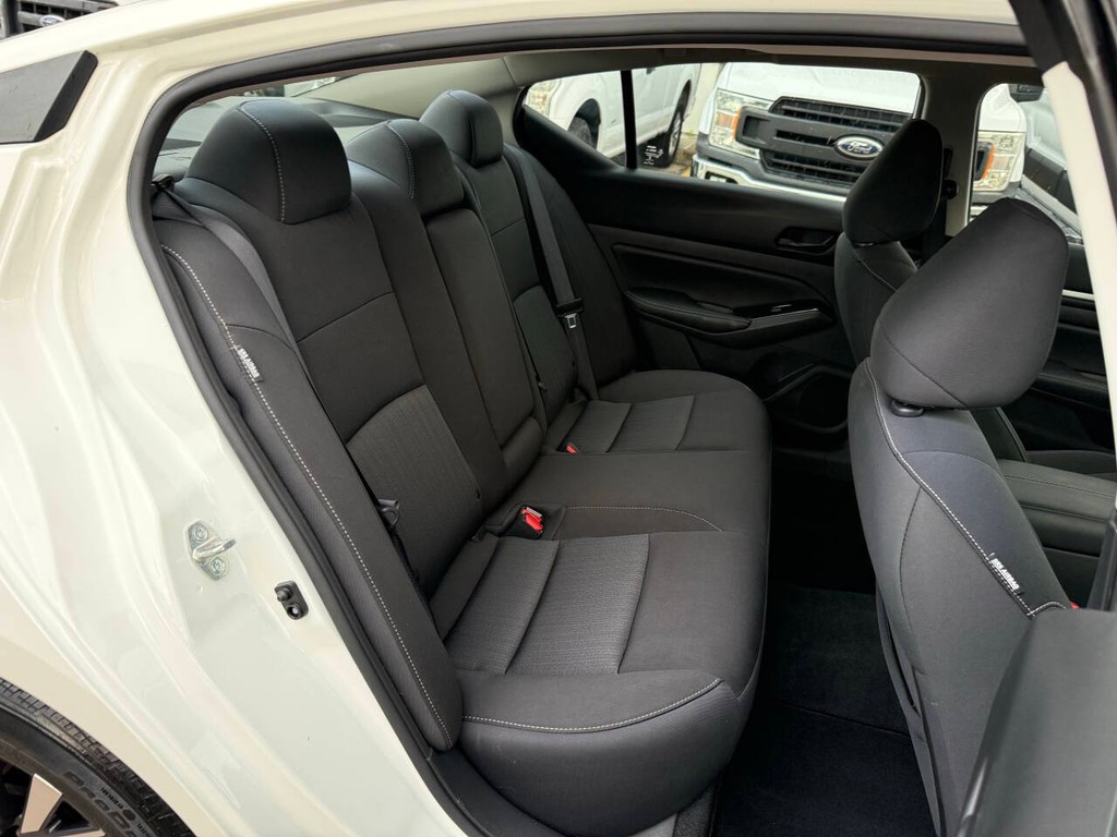 Nissan Altima Vehicle Full-screen Gallery Image 13