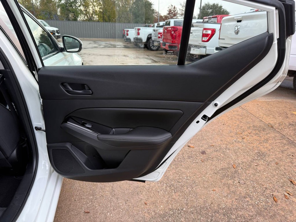 Nissan Altima Vehicle Full-screen Gallery Image 14