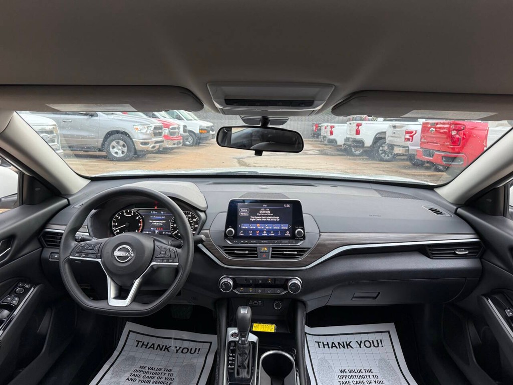 Nissan Altima Vehicle Full-screen Gallery Image 15