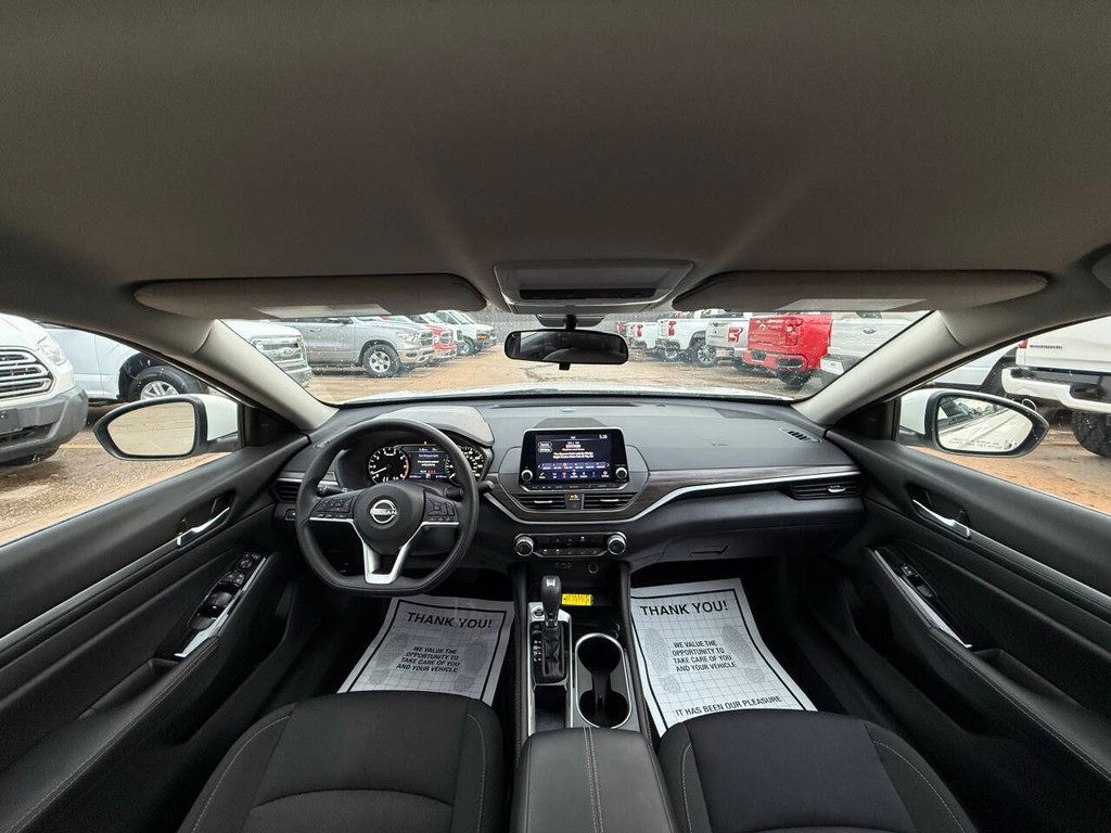 Nissan Altima Vehicle Full-screen Gallery Image 16